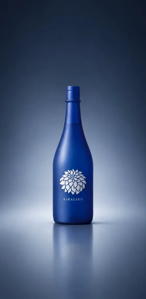 青いボトルに白い菊の意匠をあしらった煌菊「寿」